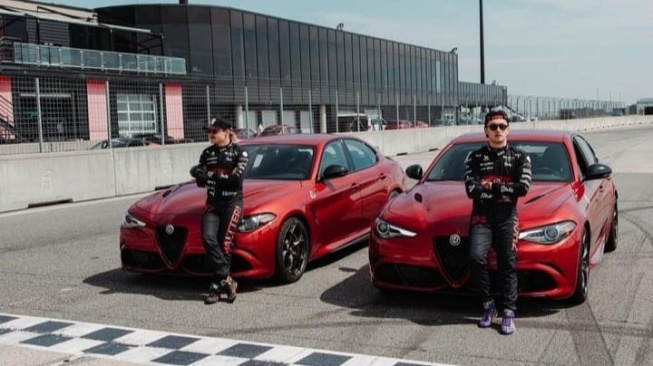 Tim F1 Tempatnya Bernaung Menyandang Nama Baru, Zhou Guanyu Pamerkan Pet Kesayangan kemudian Rambut Ala Seniornya